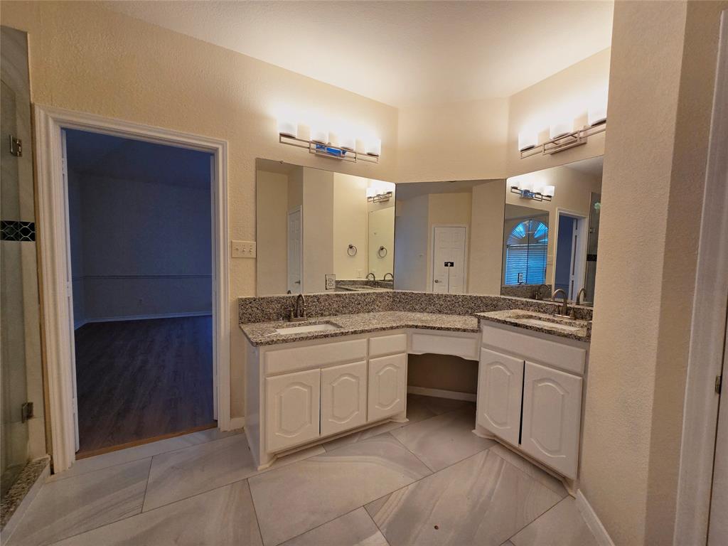 5207 West Cove Way Grand Prairie, TX 75052 - Photo 15 of 28
