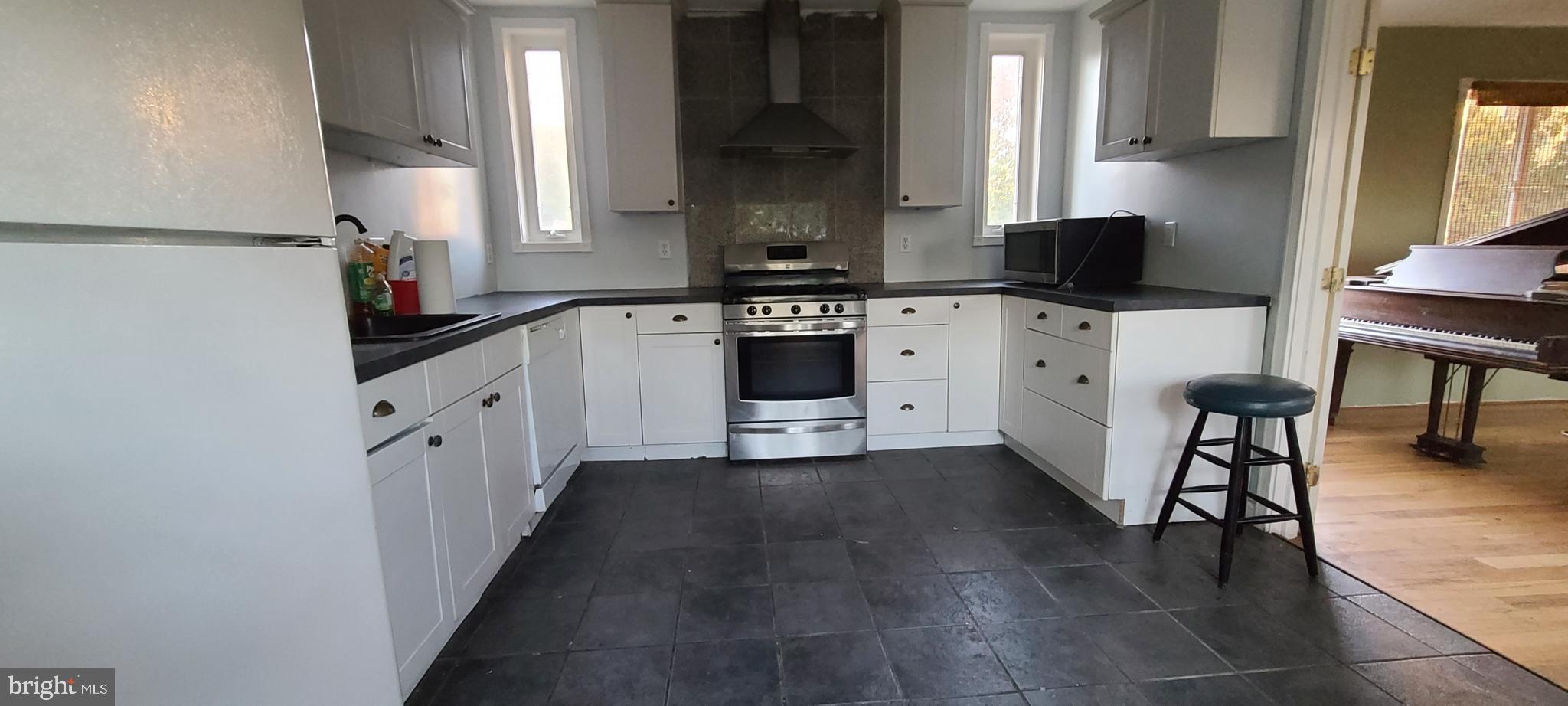 39 East 2nd Avenue Runnemede, NJ 08078 - Photo 3 of 34