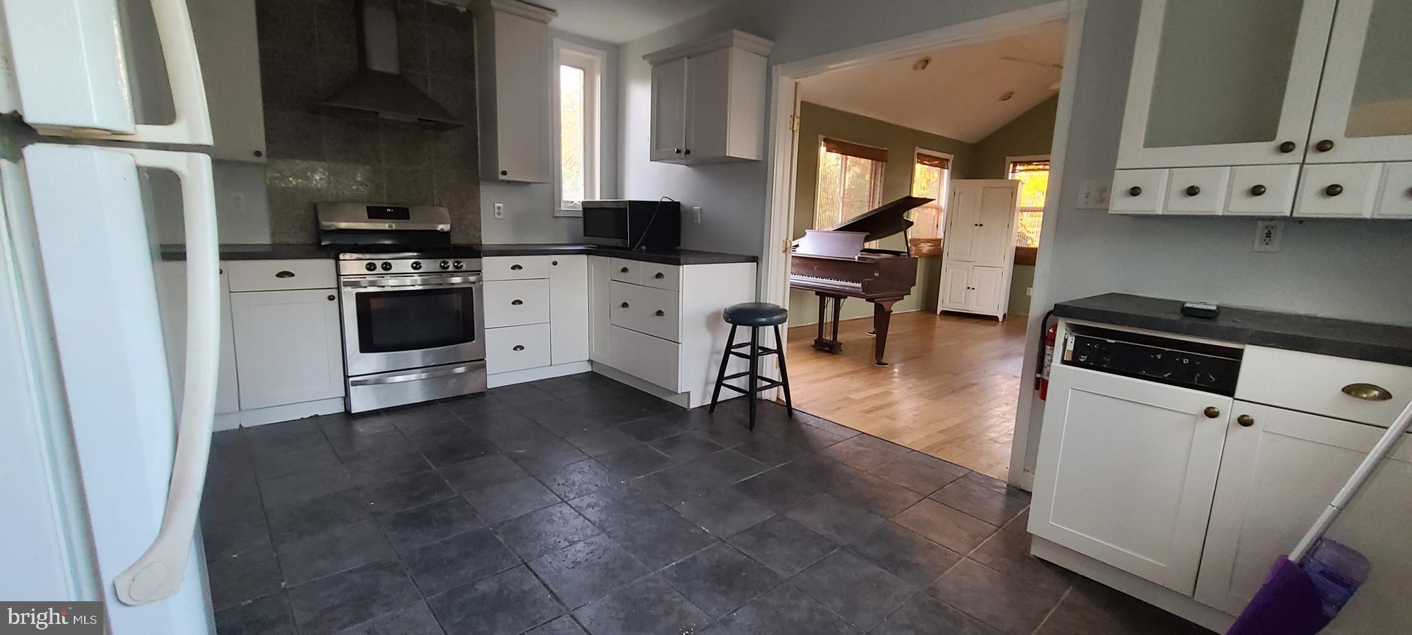 39 East 2nd Avenue Runnemede, NJ 08078 - Photo 4 of 34