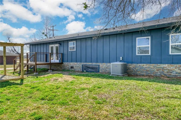 a view of a house with backyard and sitting area