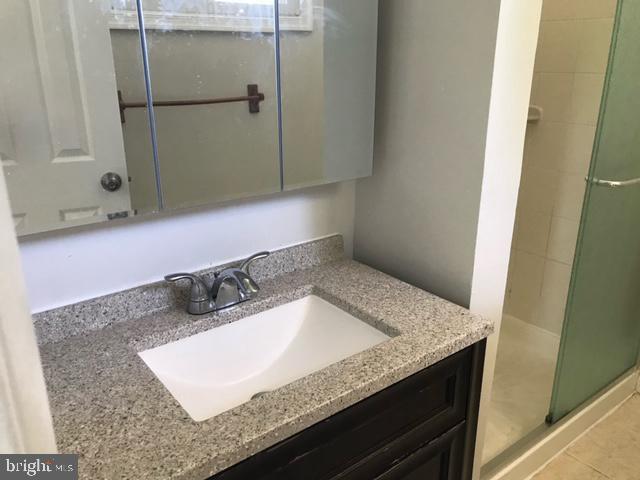 6337 Alberta Street Springfield, VA 22152 - Photo 11 of 25 Full Bath