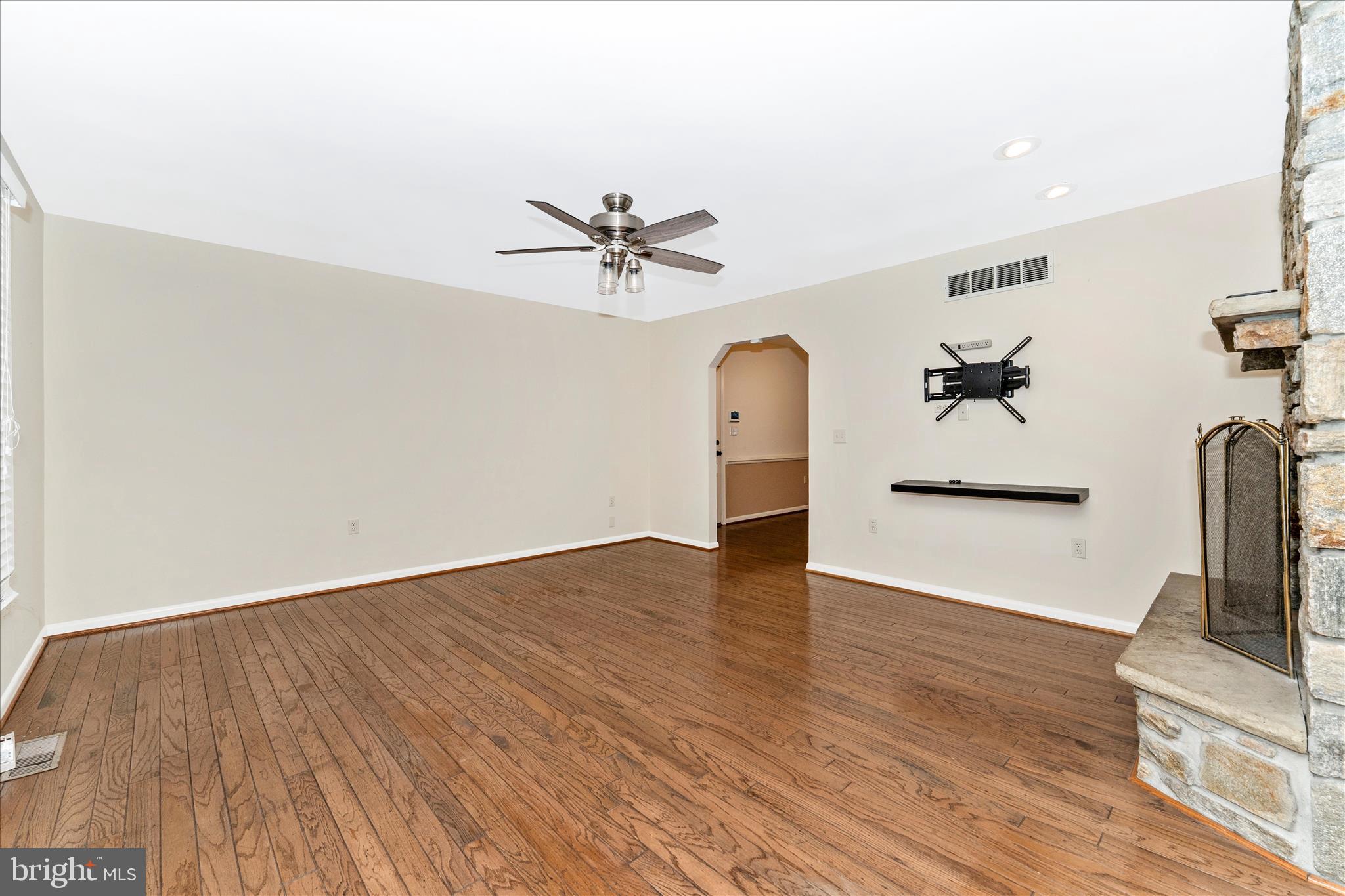7023 Runkles Road Mount Airy, MD 21771 - Photo 6 of 49 Living Room
