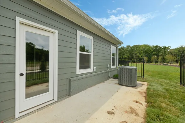 a view of an house with backyard
