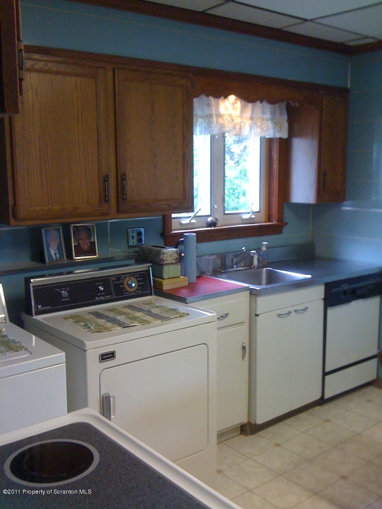2013 Green Ridge Street Dunmore, PA 18512 - Photo 7 of 28 Gallery Image 7