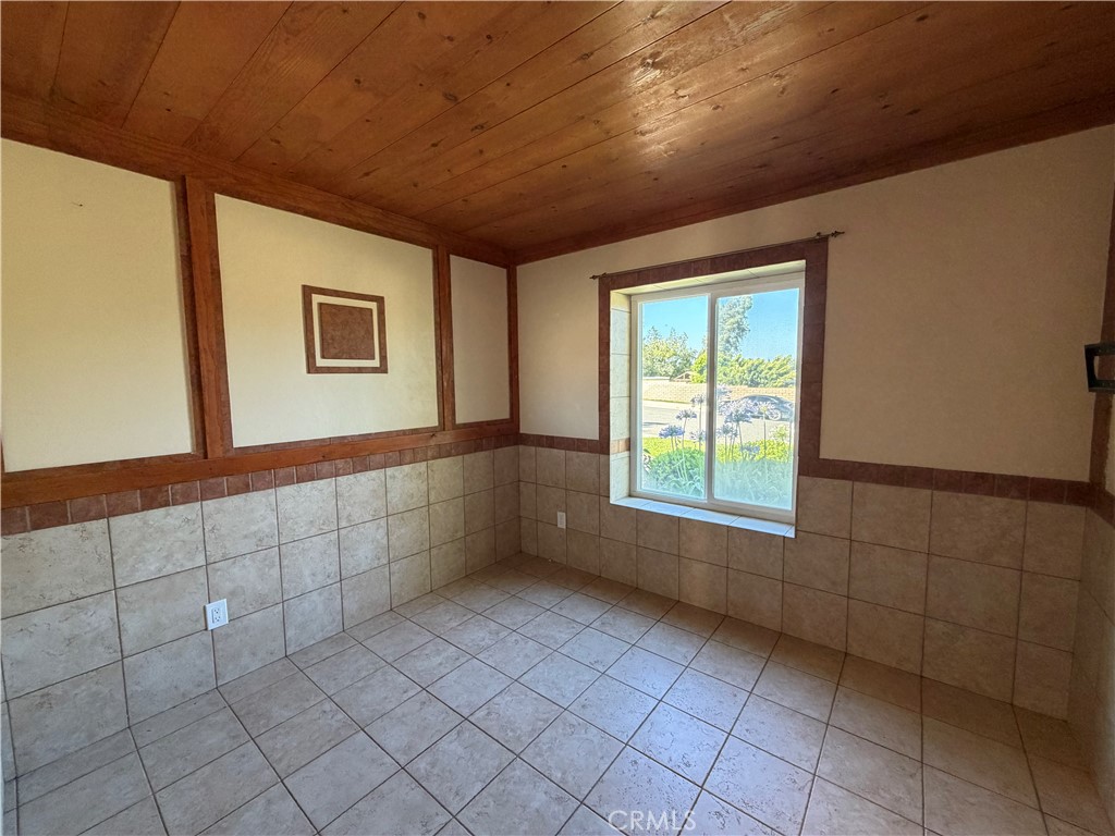 11296 Heathcliff Drive Riverside, CA 92505 - Photo 6 of 27