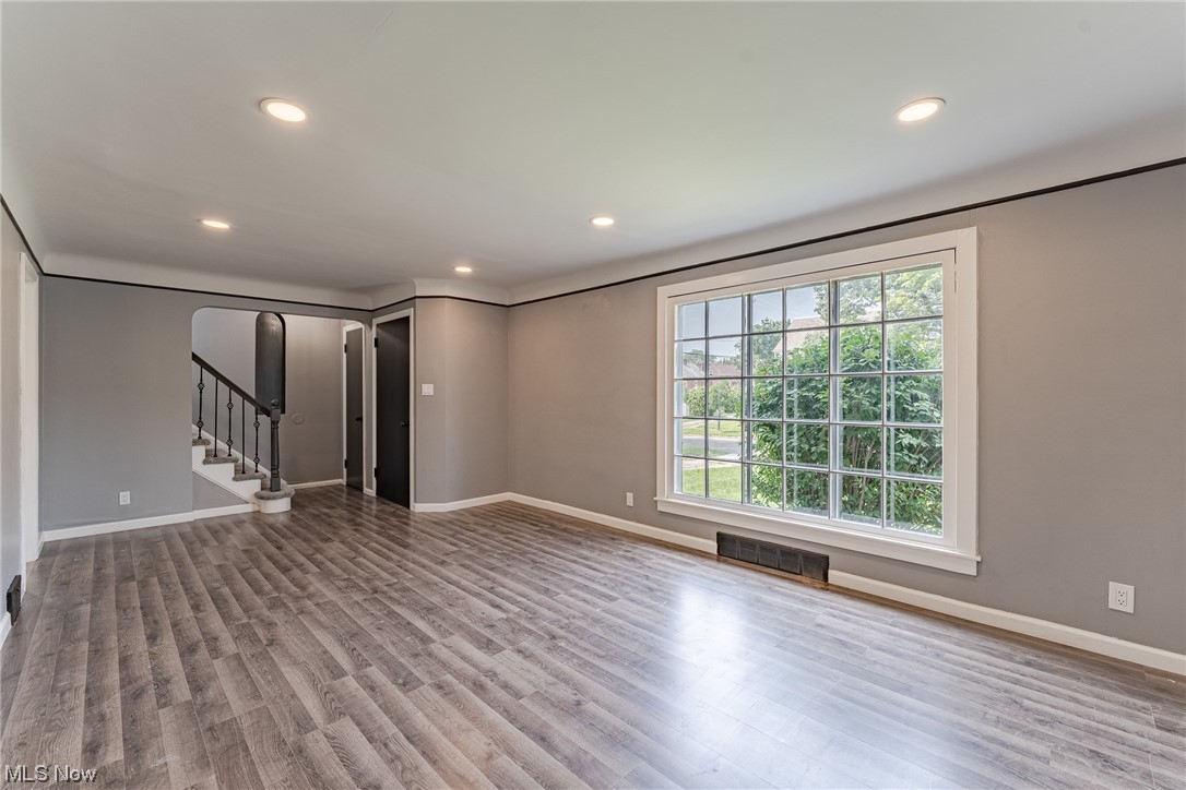 3723 Strathavon Road Cleveland, OH 44120 - Photo 5 of 31