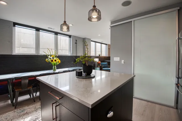 $600,000 | 1128 West Ardmore Avenue, Unit 1, Chicago, IL 60660