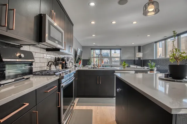 $600,000 | 1128 West Ardmore Avenue, Unit 1, Chicago, IL 60660