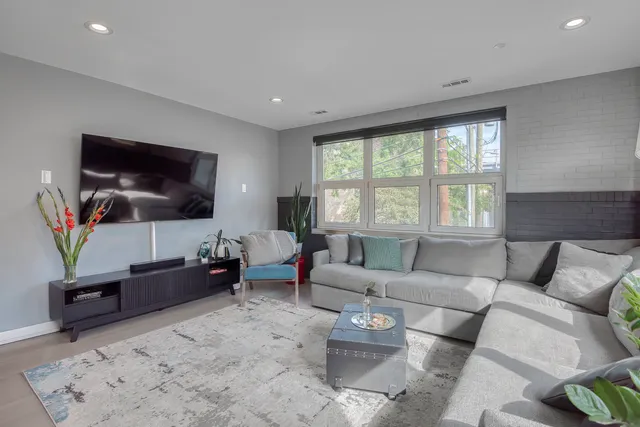 $600,000 | 1128 West Ardmore Avenue, Unit 1, Chicago, IL 60660