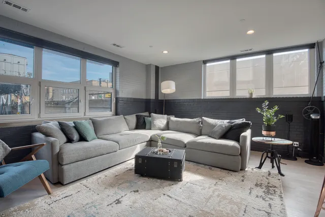 $600,000 | 1128 West Ardmore Avenue, Unit 1, Chicago, IL 60660