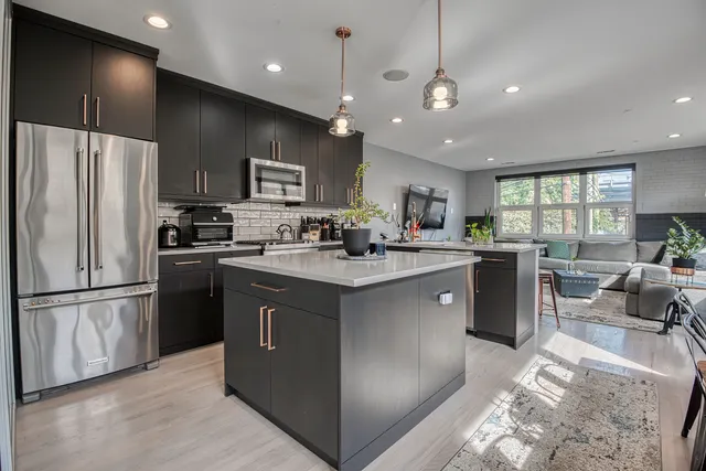 $600,000 | 1128 West Ardmore Avenue, Unit 1, Chicago, IL 60660