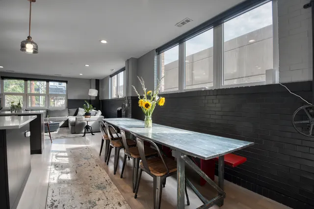 $600,000 | 1128 West Ardmore Avenue, Unit 1, Chicago, IL 60660