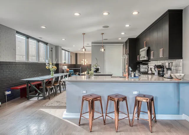 $600,000 | 1128 West Ardmore Avenue, Unit 1, Chicago, IL 60660