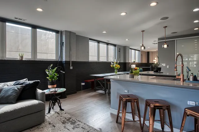 $600,000 | 1128 West Ardmore Avenue, Unit 1, Chicago, IL 60660