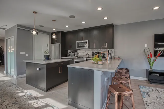 $600,000 | 1128 West Ardmore Avenue, Unit 1, Chicago, IL 60660