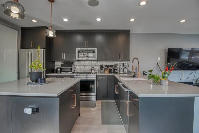 $600,000 | 1128 West Ardmore Avenue, Unit 1, Chicago, IL 60660