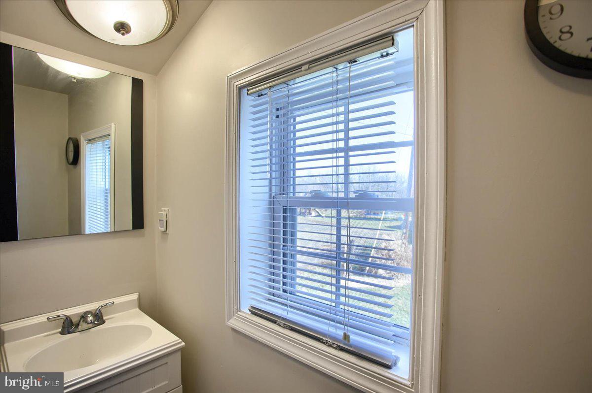 16925 Shinham Road Hagerstown, MD 21740 - Photo 17 of 33 Primary bath