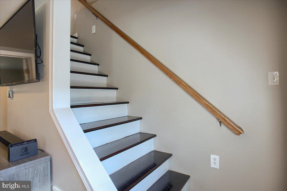 16925 Shinham Road Hagerstown, MD 21740 - Photo 18 of 33 Stairs to upper level