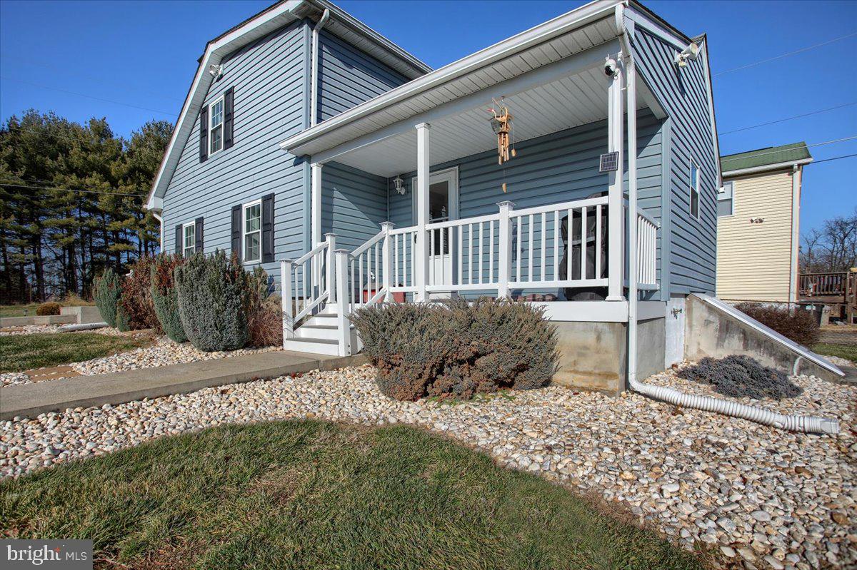 16925 Shinham Road Hagerstown, MD 21740 - Photo 27 of 33 Side w/ covered Trex porch