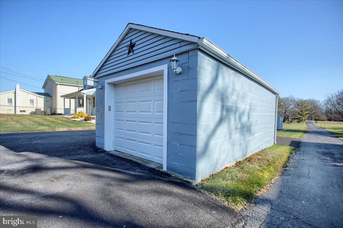 16925 Shinham Road Hagerstown, MD 21740 - Photo 31 of 33 Single car detached garage