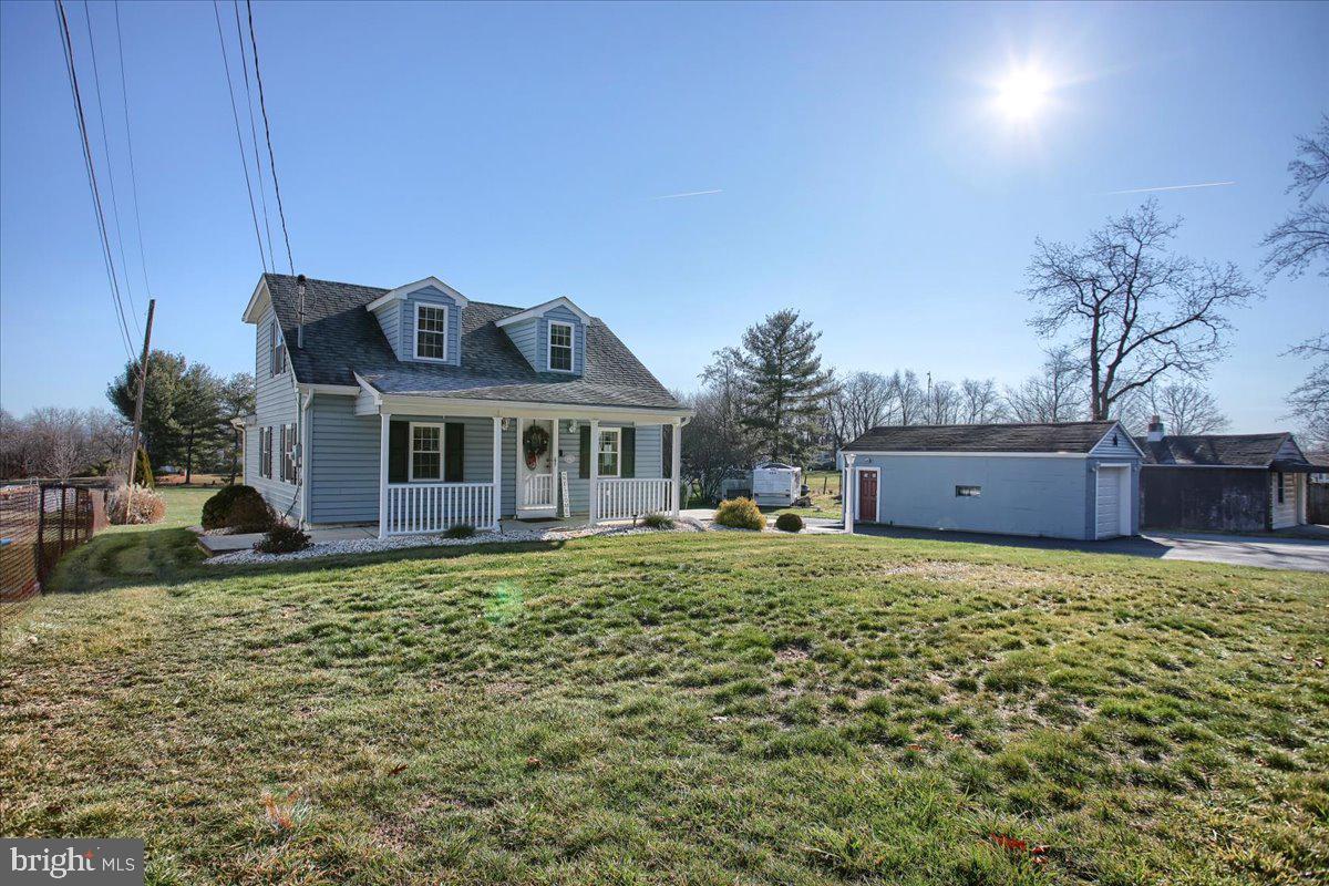 16925 Shinham Road Hagerstown, MD 21740 - Photo 4 of 33 Front view w/ garage