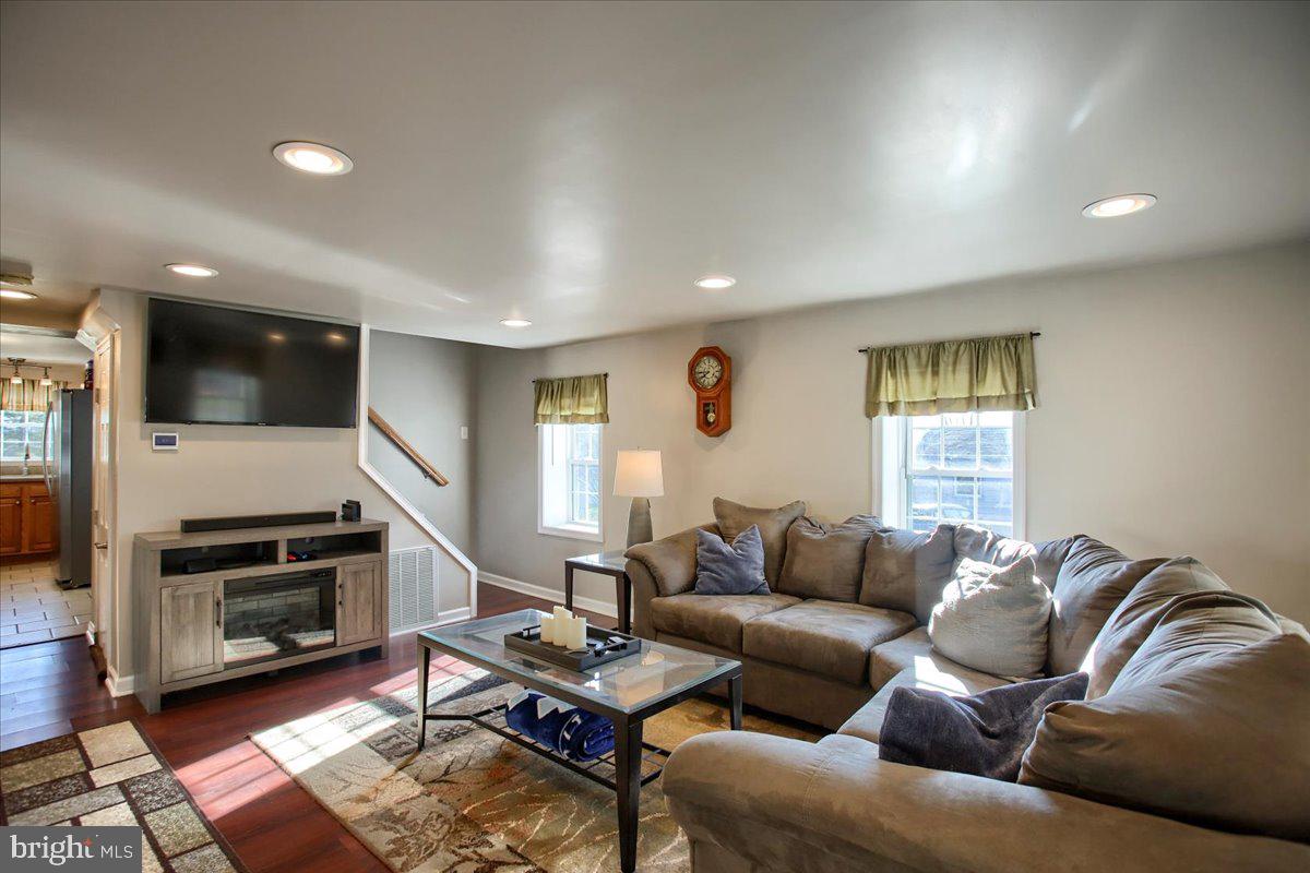 16925 Shinham Road Hagerstown, MD 21740 - Photo 6 of 33 Living room