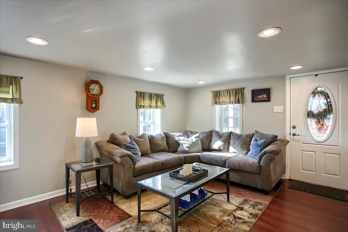 16925 Shinham Road Hagerstown, MD 21740 - Photo 7 of 33 Living room