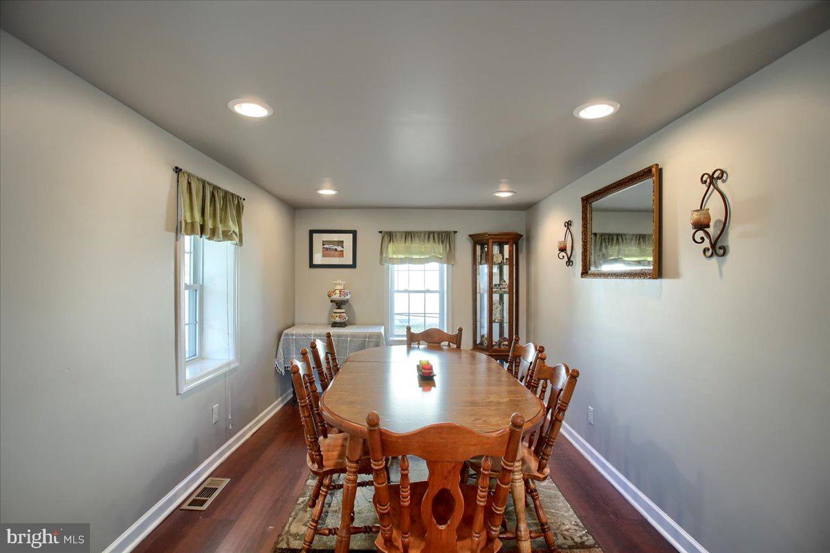 16925 Shinham Road Hagerstown, MD 21740 - Photo 8 of 33 Dining room