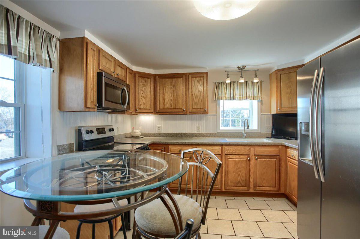16925 Shinham Road Hagerstown, MD 21740 - Photo 9 of 33 Large eat-in kitchen