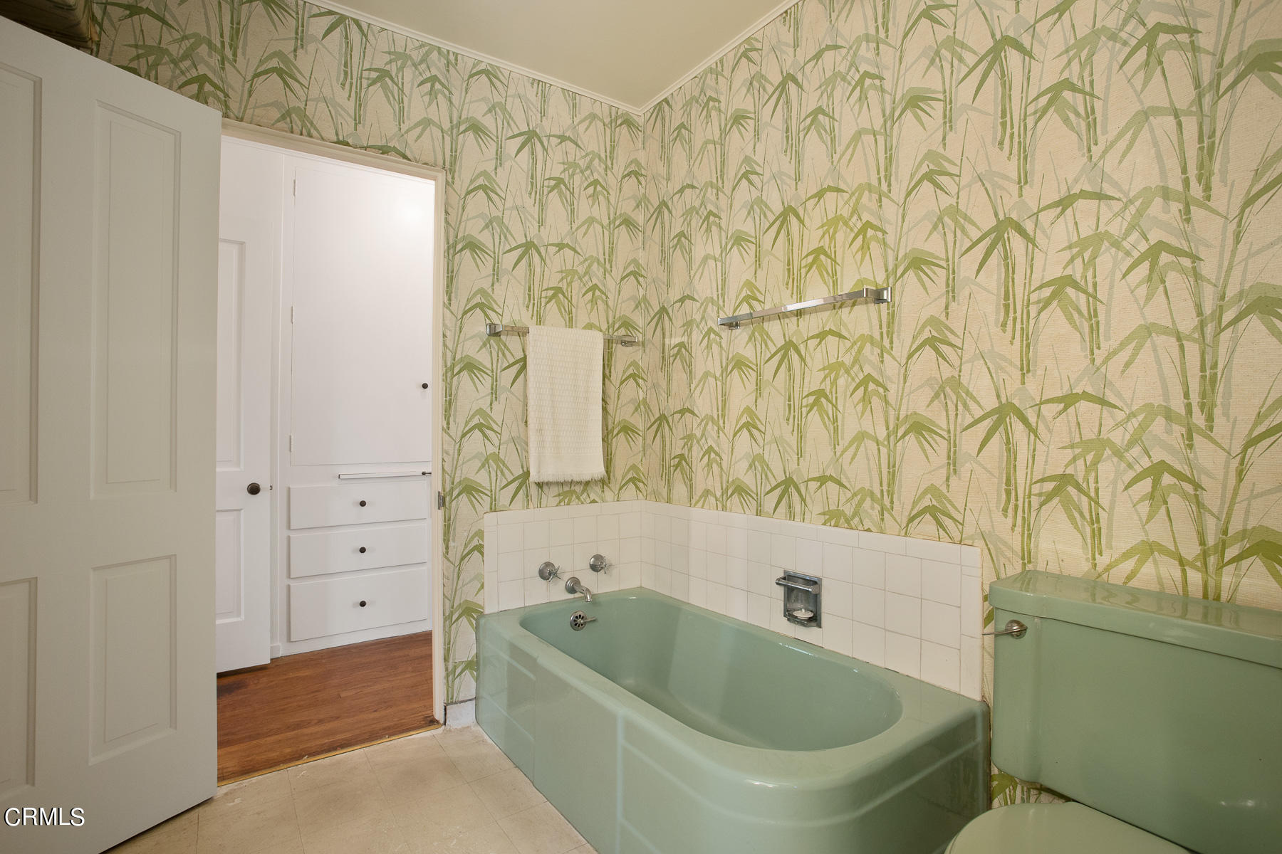 1647 Braeburn Road Altadena, CA 91001 - Photo 25 of 48 a bathroom with a bathtub and shower