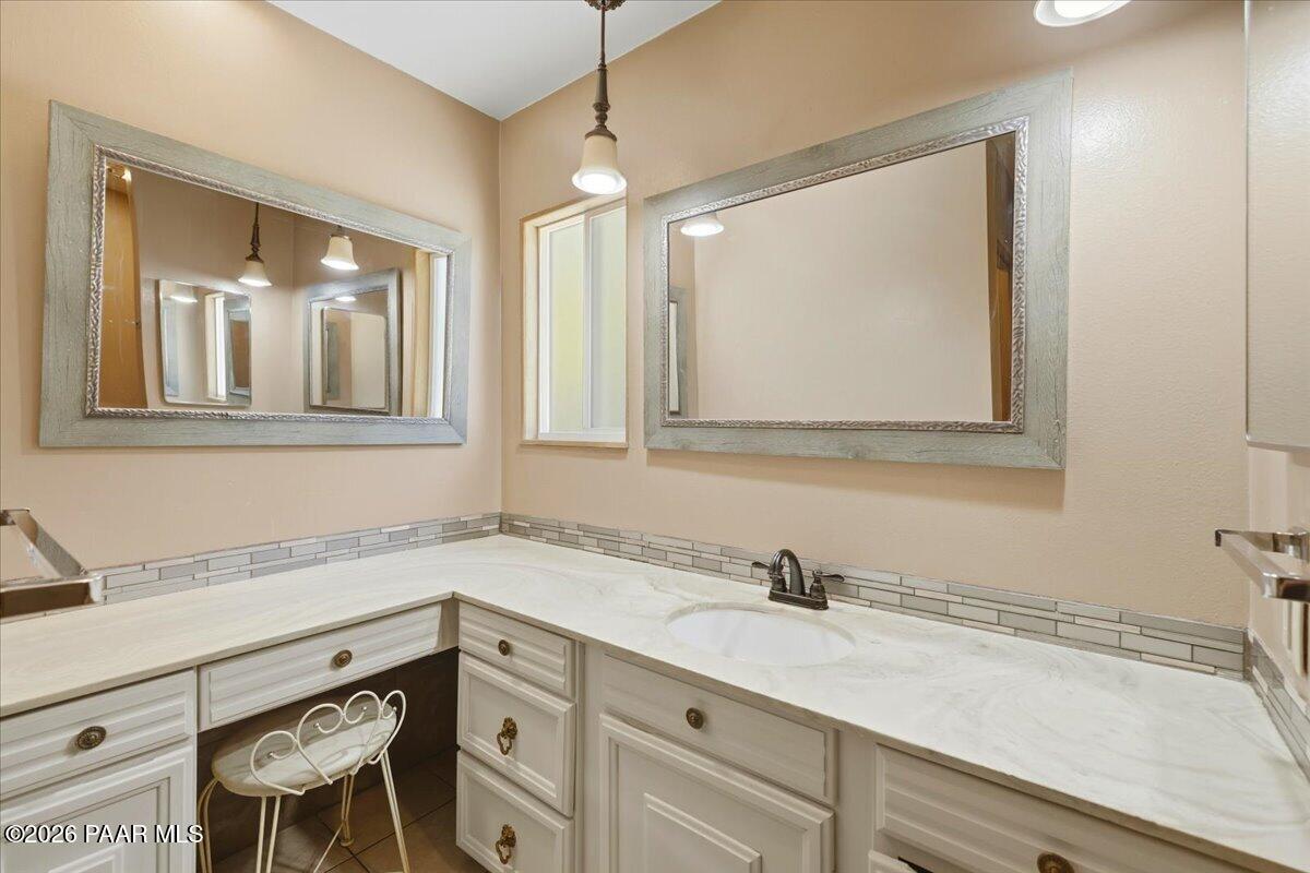 1133 Copper Basin Road Prescott, AZ 86303 - Photo 18 of 32 18-Primary Bathroom