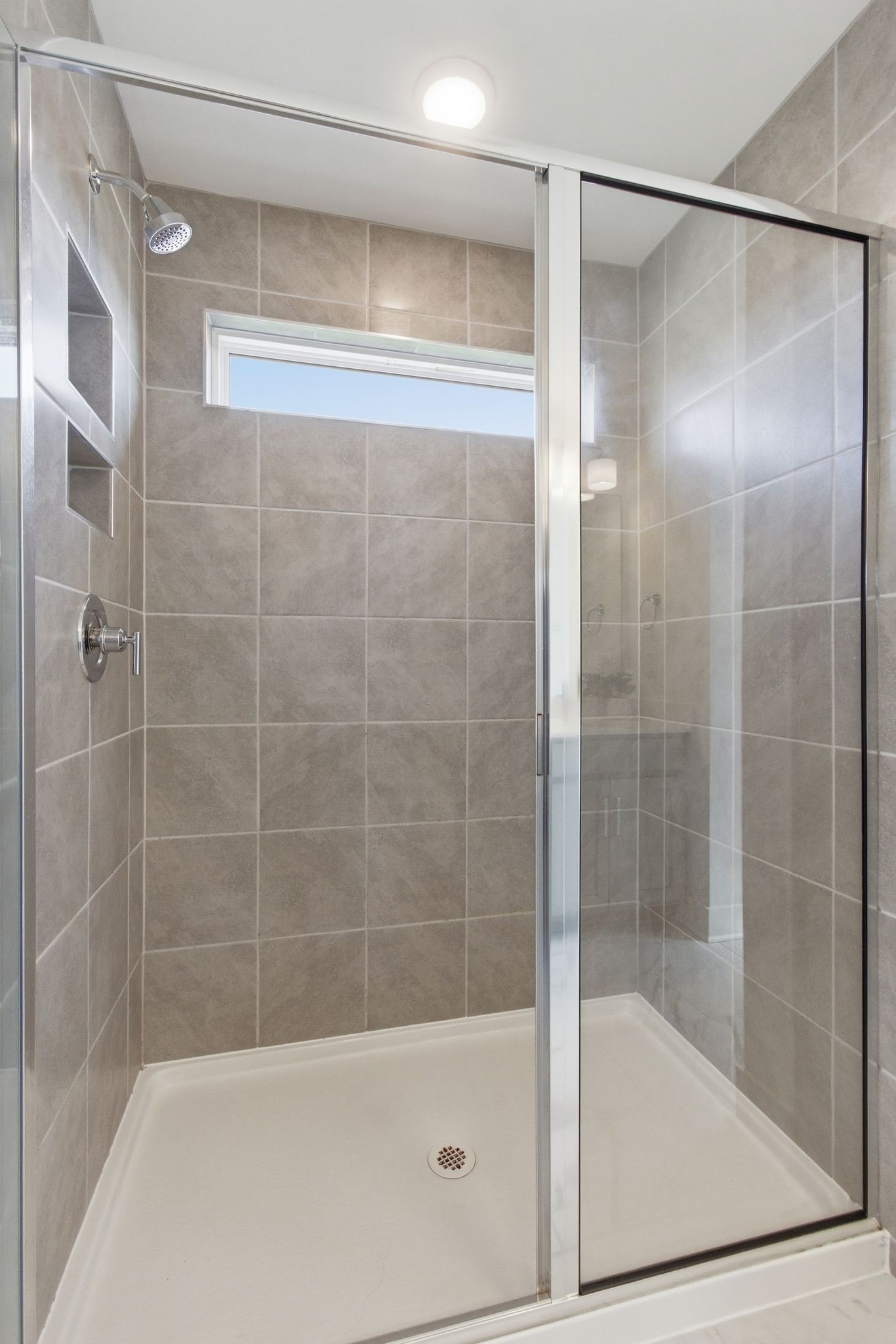 688 Conifer Drive Spring Hill, TN 37174 - Photo 26 of 40 a bathroom with a shower and bathtub
