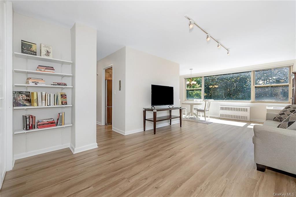 12 Old Mamaroneck Road # 6J, White Plains: light and bright main living area.