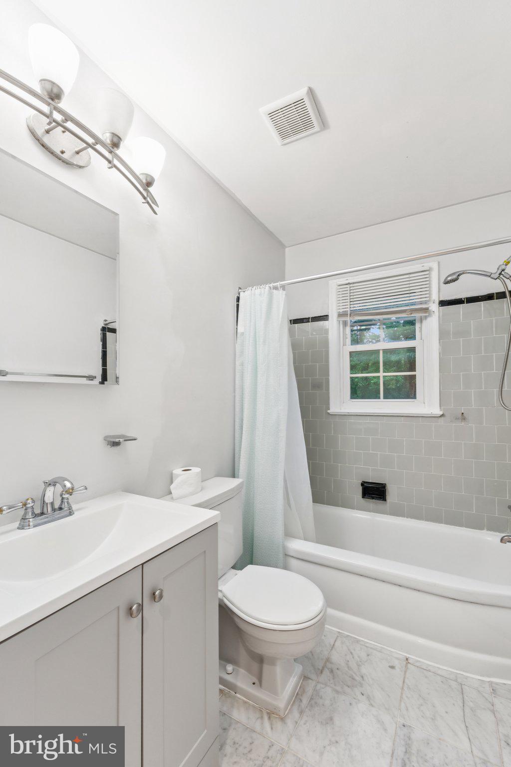 9504 Old Georgetown Road Bethesda, MD 20814 - Photo 11 of 25 First Floor Full Bathroom