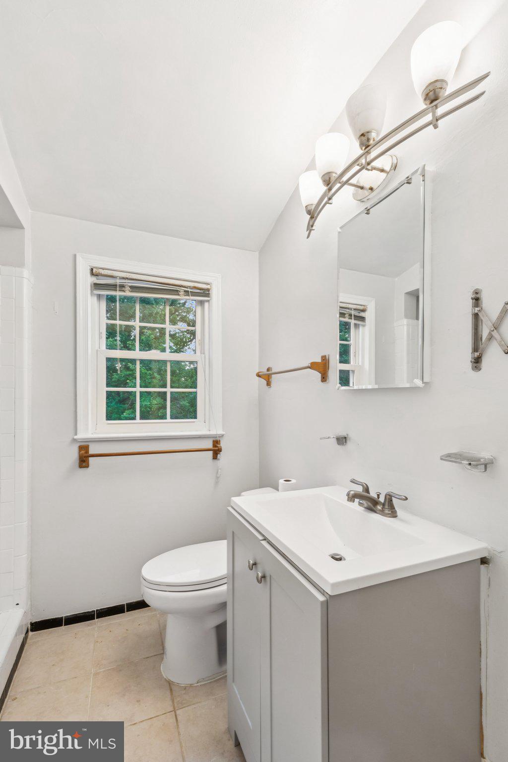 9504 Old Georgetown Road Bethesda, MD 20814 - Photo 16 of 25 Second Floor Full Bathroom