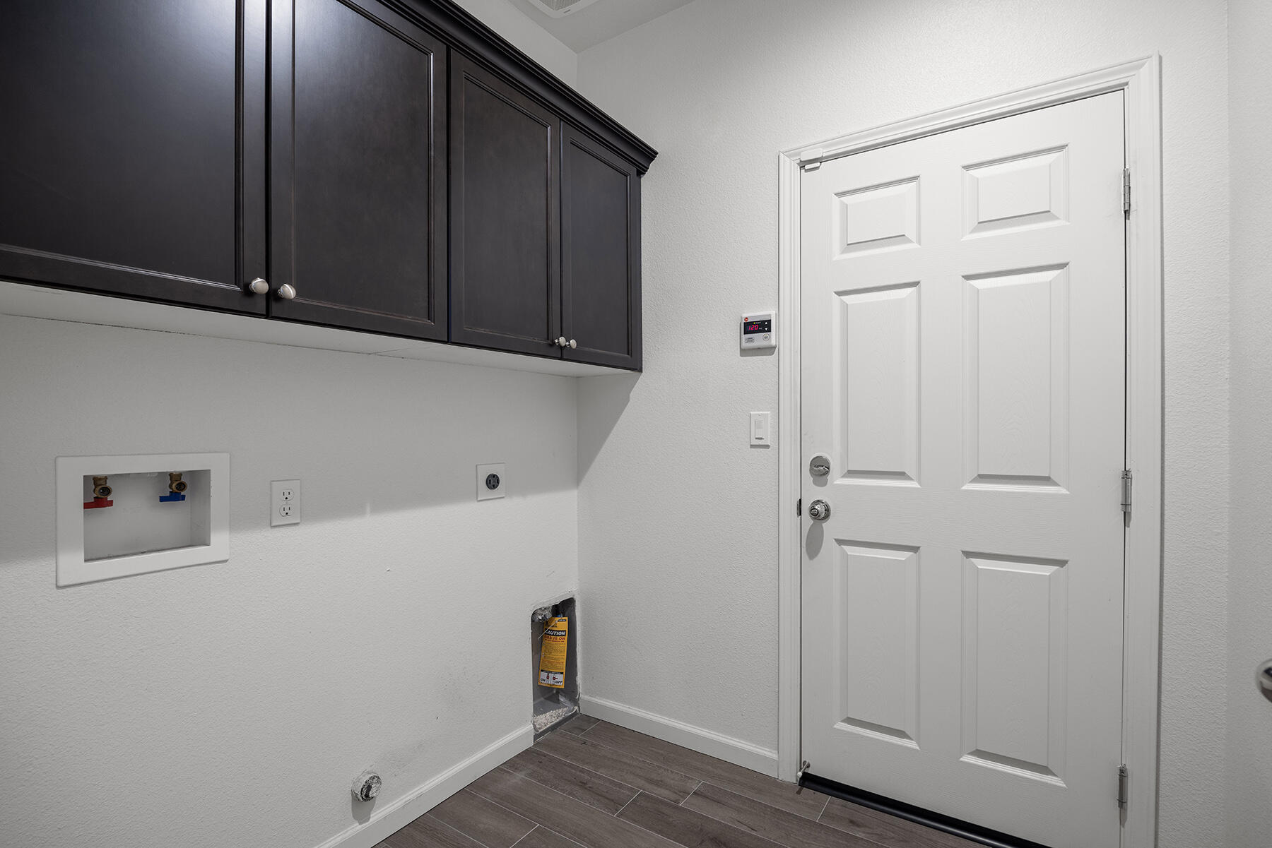 30746 Ashland Road Visalia, CA 93291 - Photo 14 of 34 16 - Laundryroom