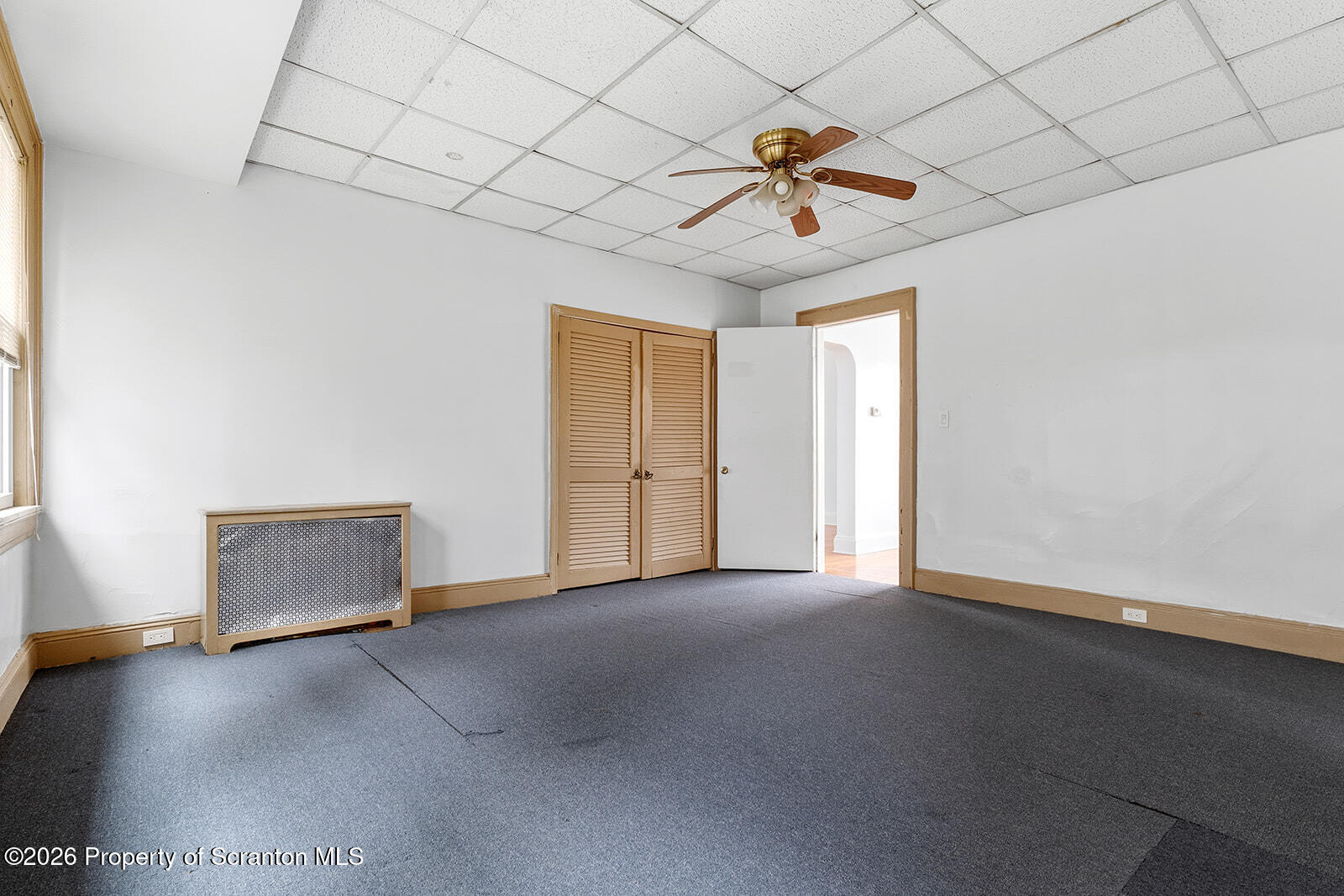 846 Monroe Avenue Scranton, PA 18510 - Photo 16 of 87 an empty room with windows and fan