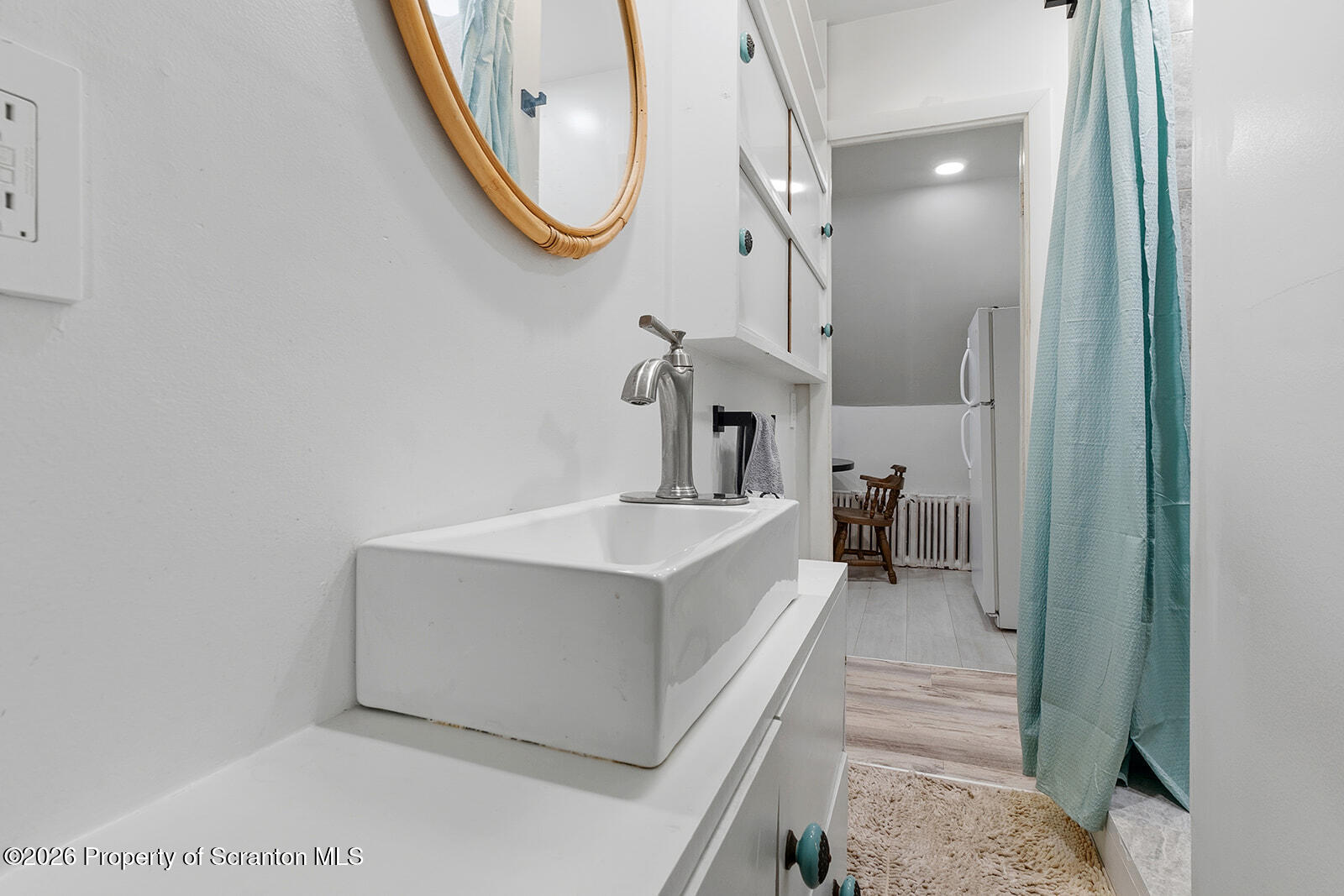 846 Monroe Avenue Scranton, PA 18510 - Photo 59 of 87 a very nice looking room with a large mirror and a sink