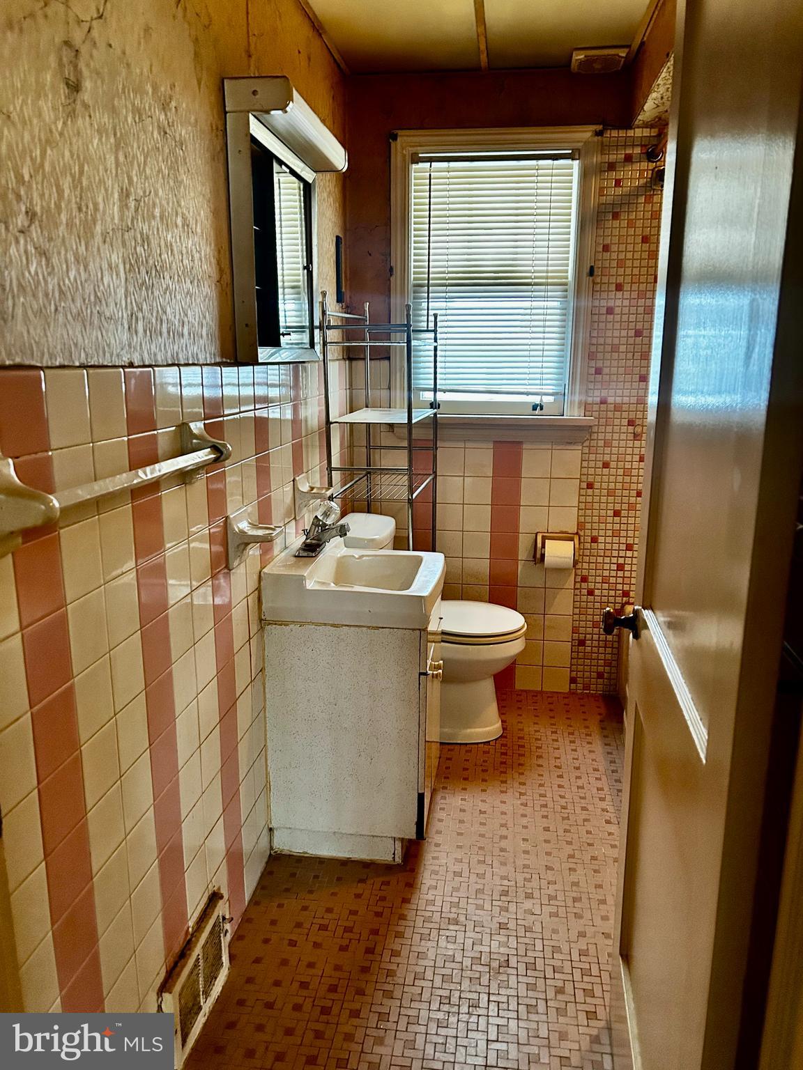 215 Deptford Road Glassboro, NJ 08028 - Photo 4 of 13