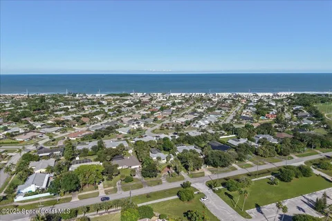 a view of a yard with a house