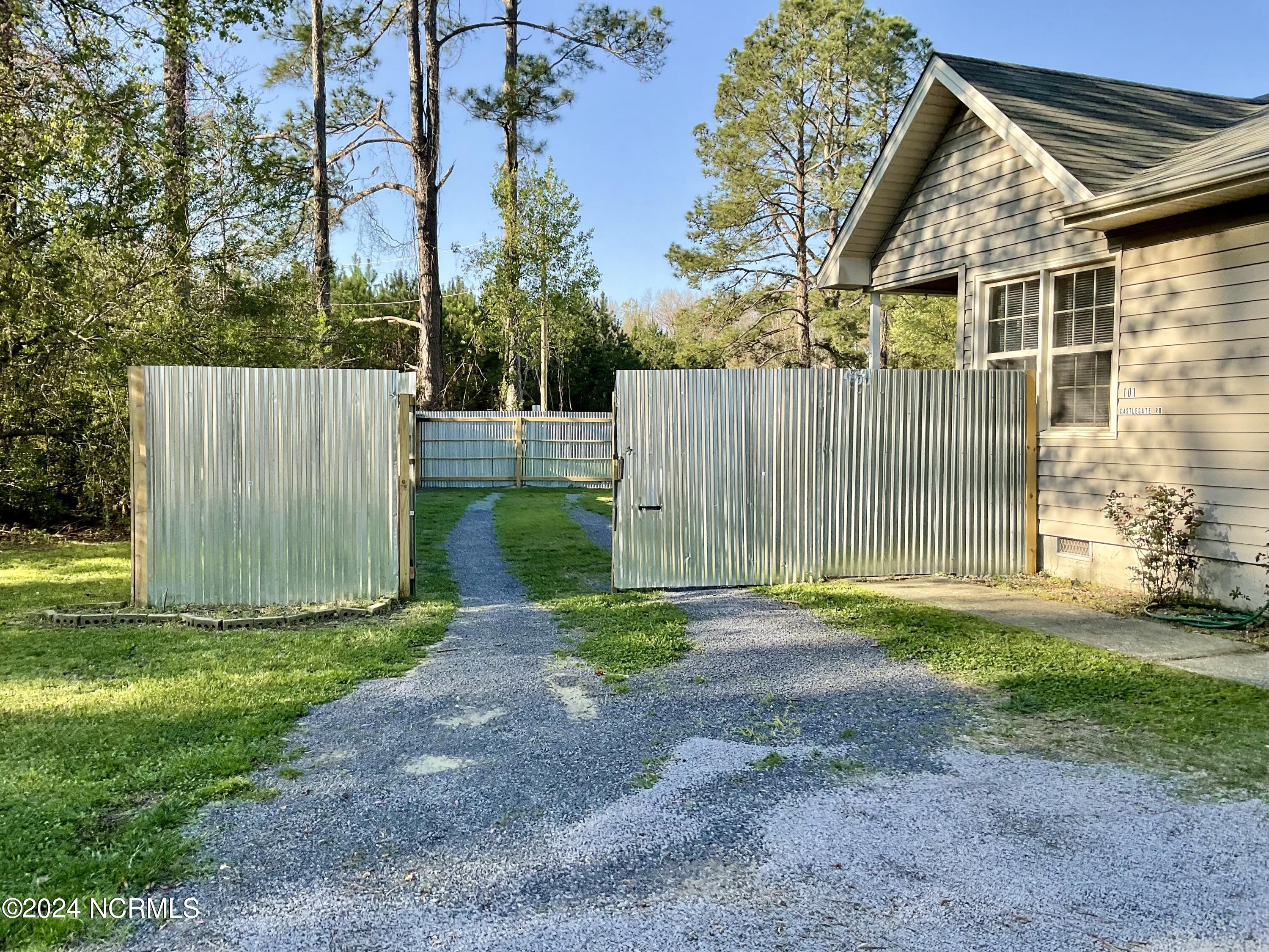 101 Castlegate Road New Bern, NC 28560 - Photo 4 of 18 D27C0DB0-1D93-4E89-BE27-37BC6C8F2961_1_2