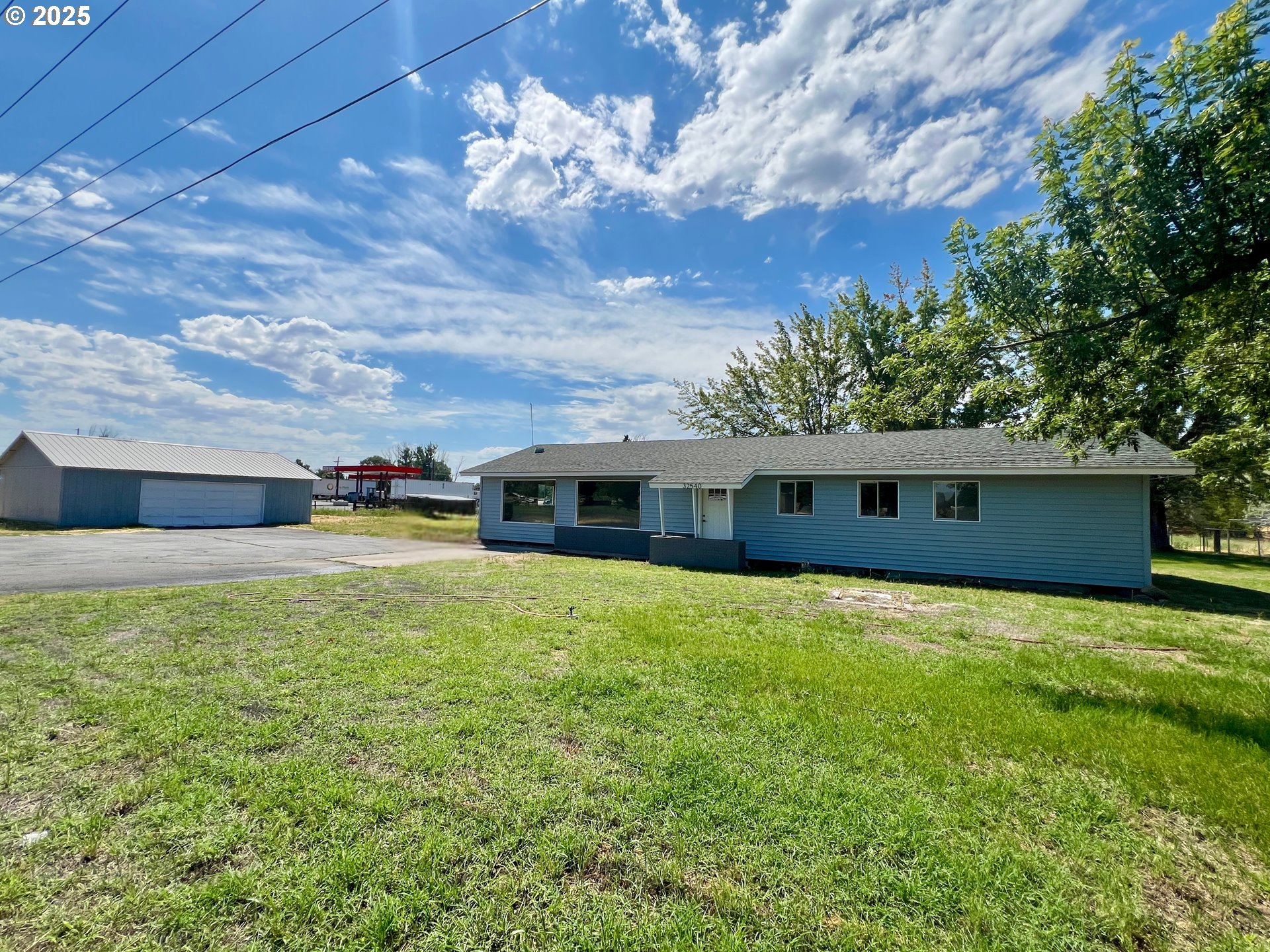 32540 East Punkin Center Road Hermiston, OR 97838 - Photo 1 of 19 a house view with a garden space