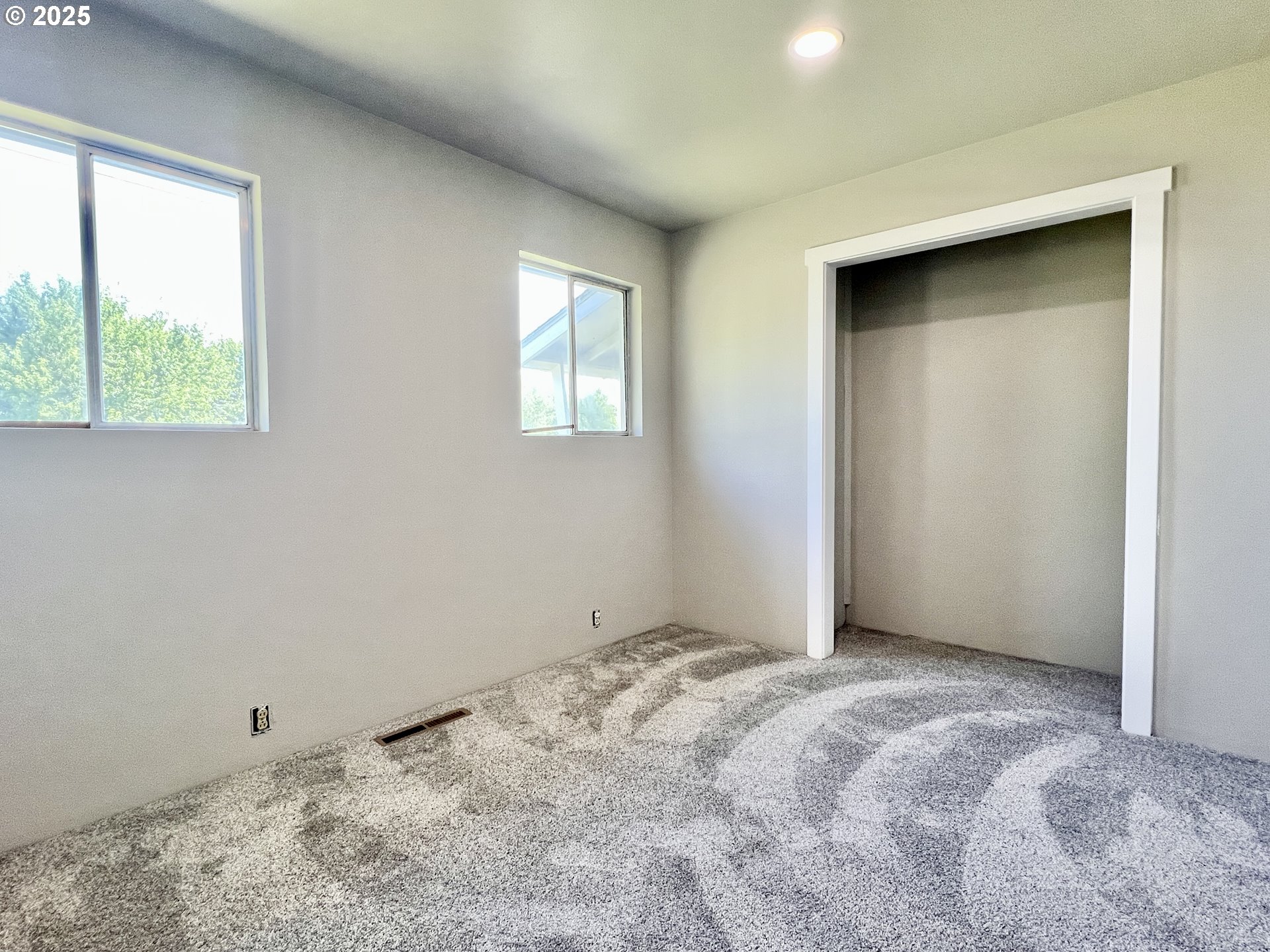 32540 East Punkin Center Road Hermiston, OR 97838 - Photo 11 of 19 a view of an empty room with a window