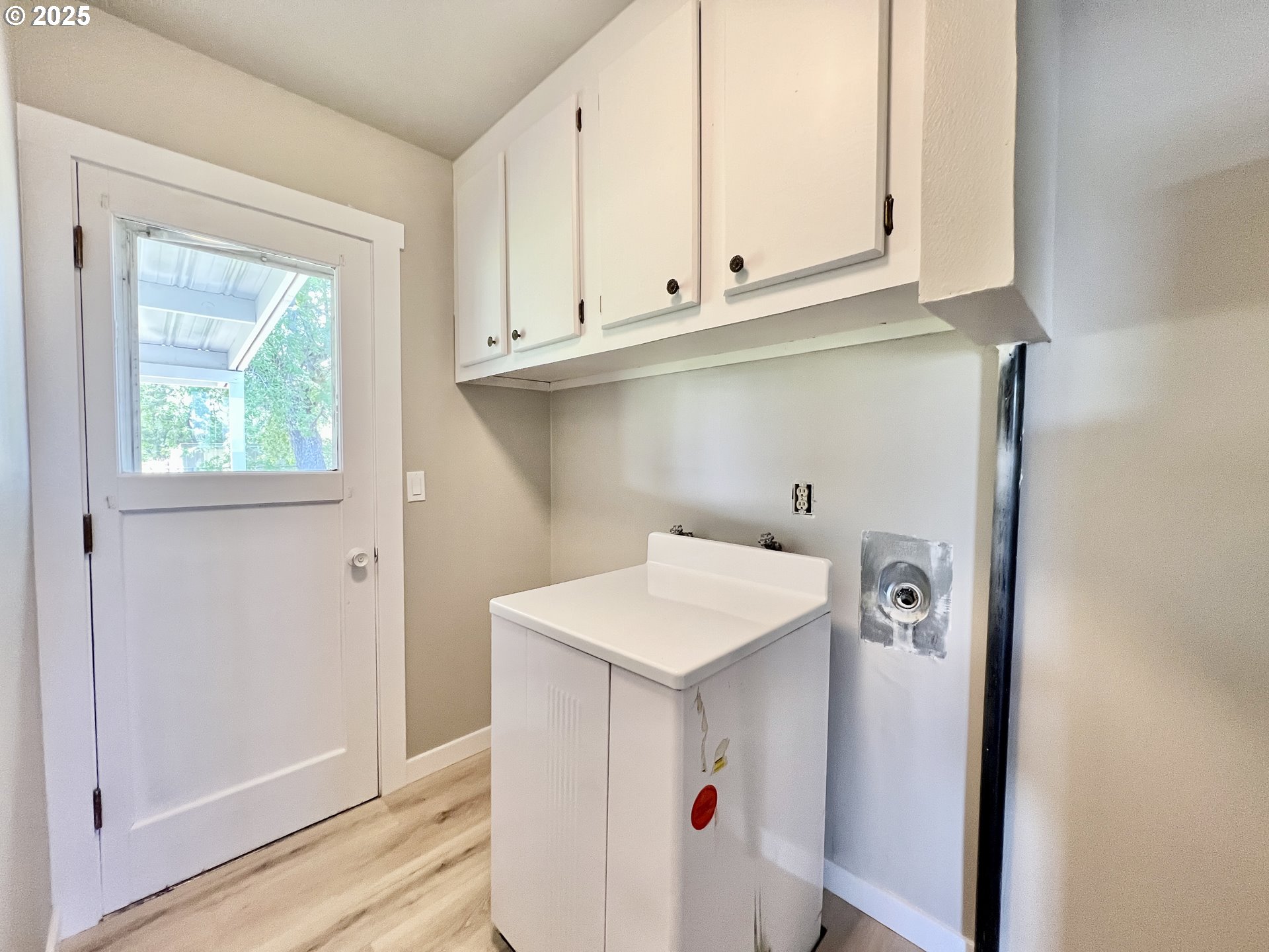 32540 East Punkin Center Road Hermiston, OR 97838 - Photo 14 of 19 a utility room with dryer and washer