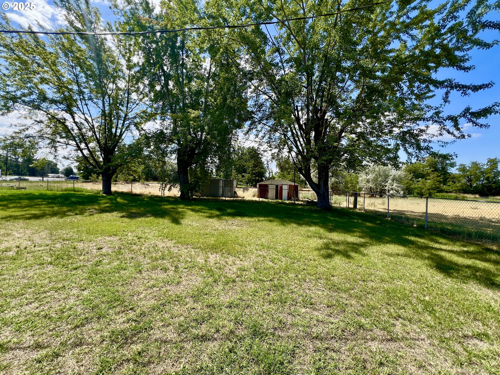 32540 East Punkin Center Road Hermiston, OR 97838 - Photo 16 of 19 a view of a park with large trees