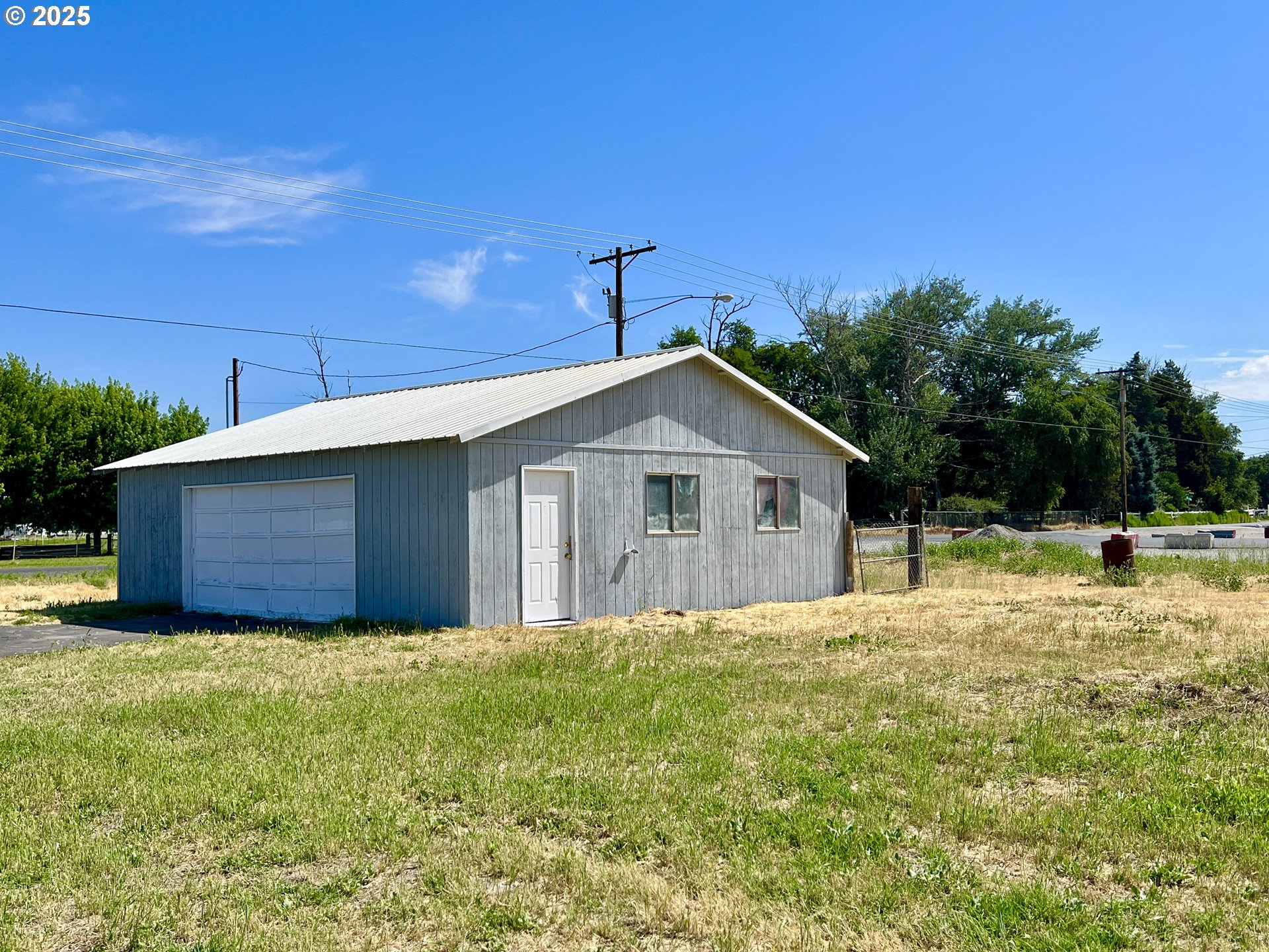 32540 East Punkin Center Road Hermiston, OR 97838 - Photo 18 of 19 a house with yard in front of it