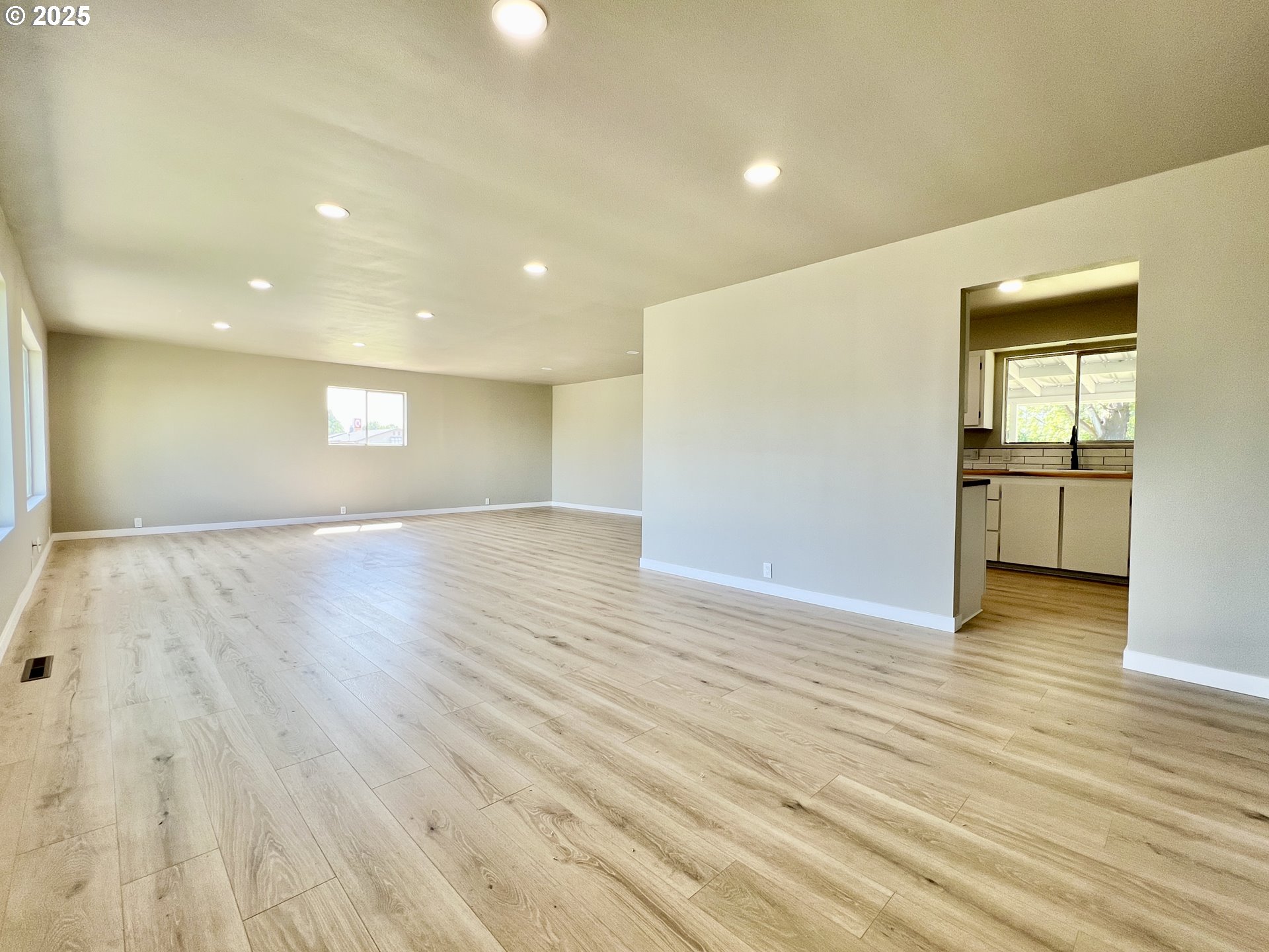 32540 East Punkin Center Road Hermiston, OR 97838 - Photo 3 of 19 a view of empty room with wooden floor