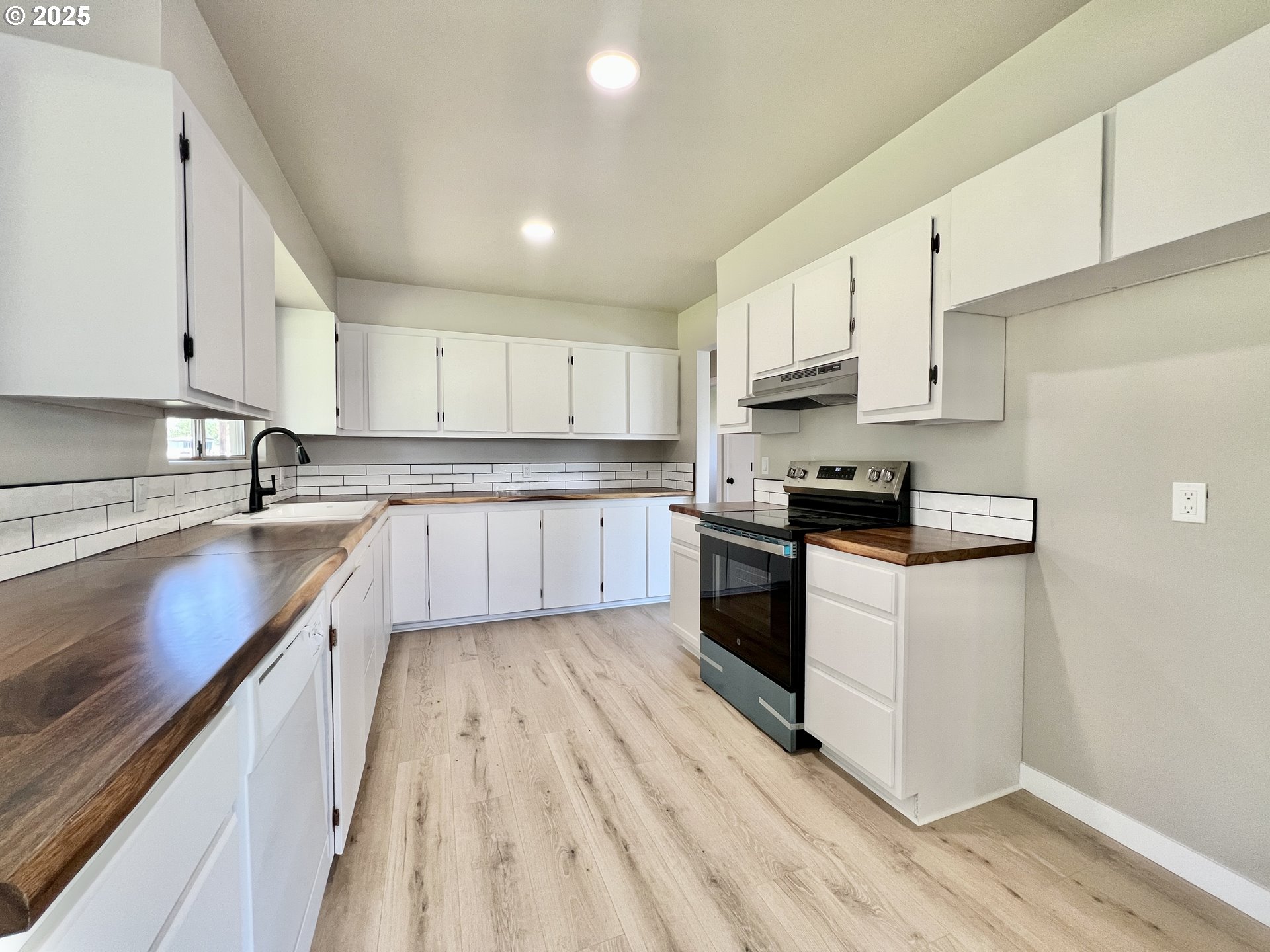 32540 East Punkin Center Road Hermiston, OR 97838 - Photo 5 of 19 a kitchen with granite countertop white cabinets and white appliances