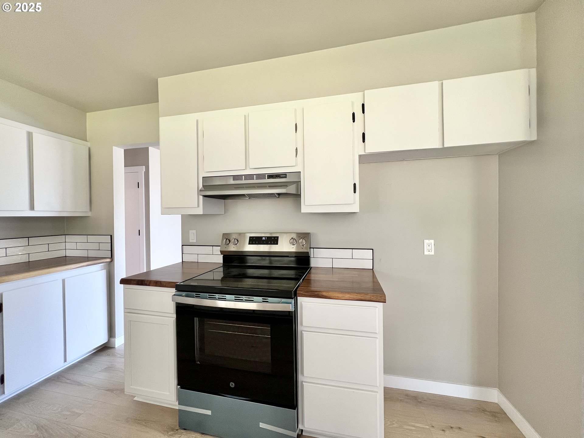 32540 East Punkin Center Road Hermiston, OR 97838 - Photo 7 of 19 a kitchen with stainless steel appliances a stove and white cabinets