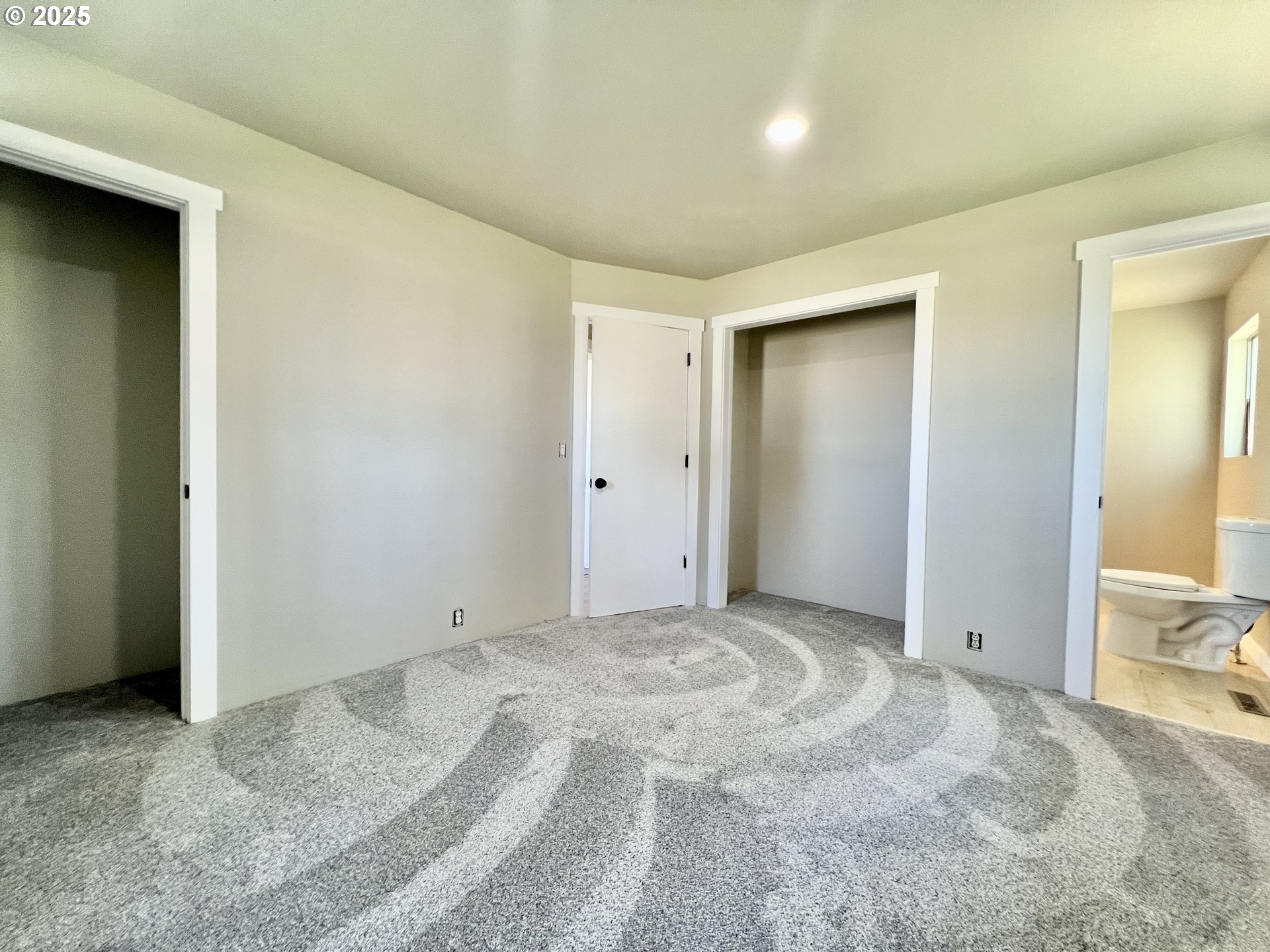 32540 East Punkin Center Road Hermiston, OR 97838 - Photo 9 of 19 a view of a big room with closet and bathroom